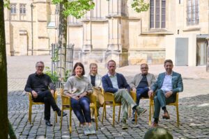Die Domplatz-Oase Münster startet am 11. Mai. Bis Ende Oktober laden 80 gelbe Stühle unter den Linden zum Verweilen ein.