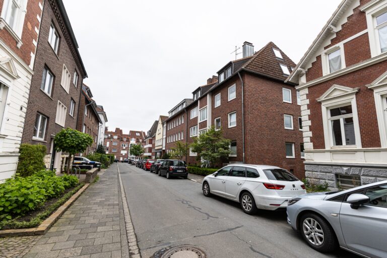 Bewohnerparken Pluggendorf startet am 8. Juni: Das ändert sich für Anwohner, Gäste und Autofahrer im Quartier.