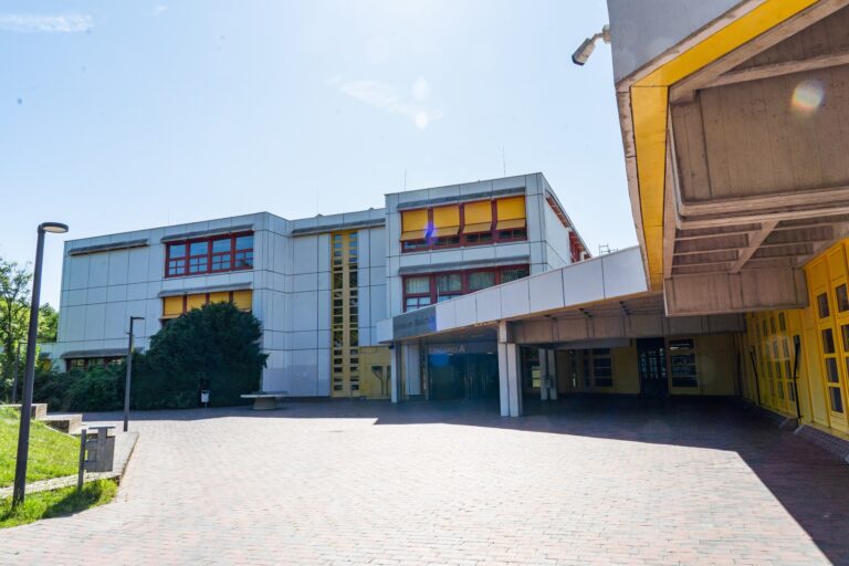 Videoüberwachung an Schulen in Münster soll ausgeweitet werden. Auch Zugangssperren und neue Regeln für Schulhöfe sind geplant.