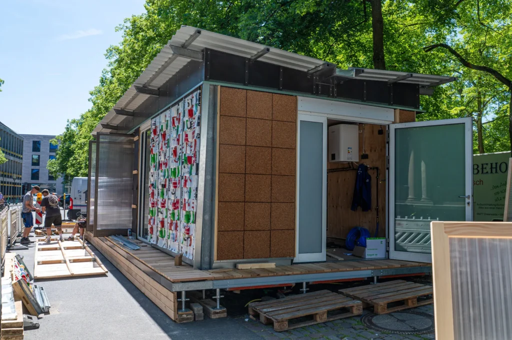 Die kreisl Kiste auf dem Domplatz Münster zeigt zirkuläres Bauen mit Workshops, Vorträgen und Mitmachaktionen.