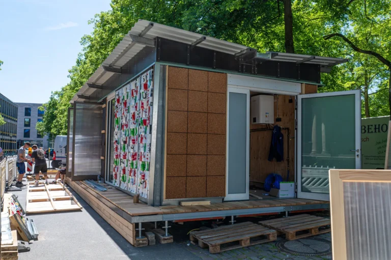 Die kreisl Kiste auf dem Domplatz Münster zeigt zirkuläres Bauen mit Workshops, Vorträgen und Mitmachaktionen.