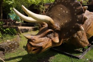 Im Allwetterzoo Münster entsteht eine neue Dinosaurier-Ausstellung mit 28 lebensgroßen Modellen. Am 1. Juni haben Kinder freien Eintritt.