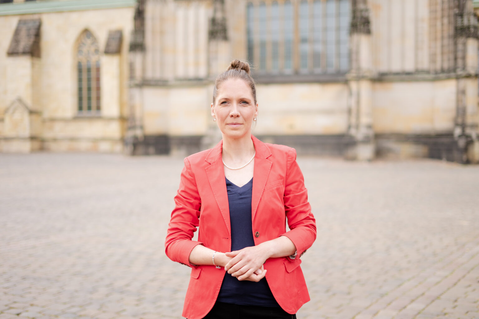 In Münster wurden 2025 insgesamt 80 rechte Straftaten erfasst. Damit liegt die Stadt über dem Fünfjahresschnitt, während NRW neue Höchststände meldet.