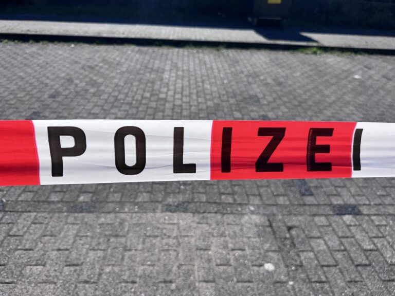 Polizei bittet um Hinweise nach Fund einer unbekannten Frau im Rhein