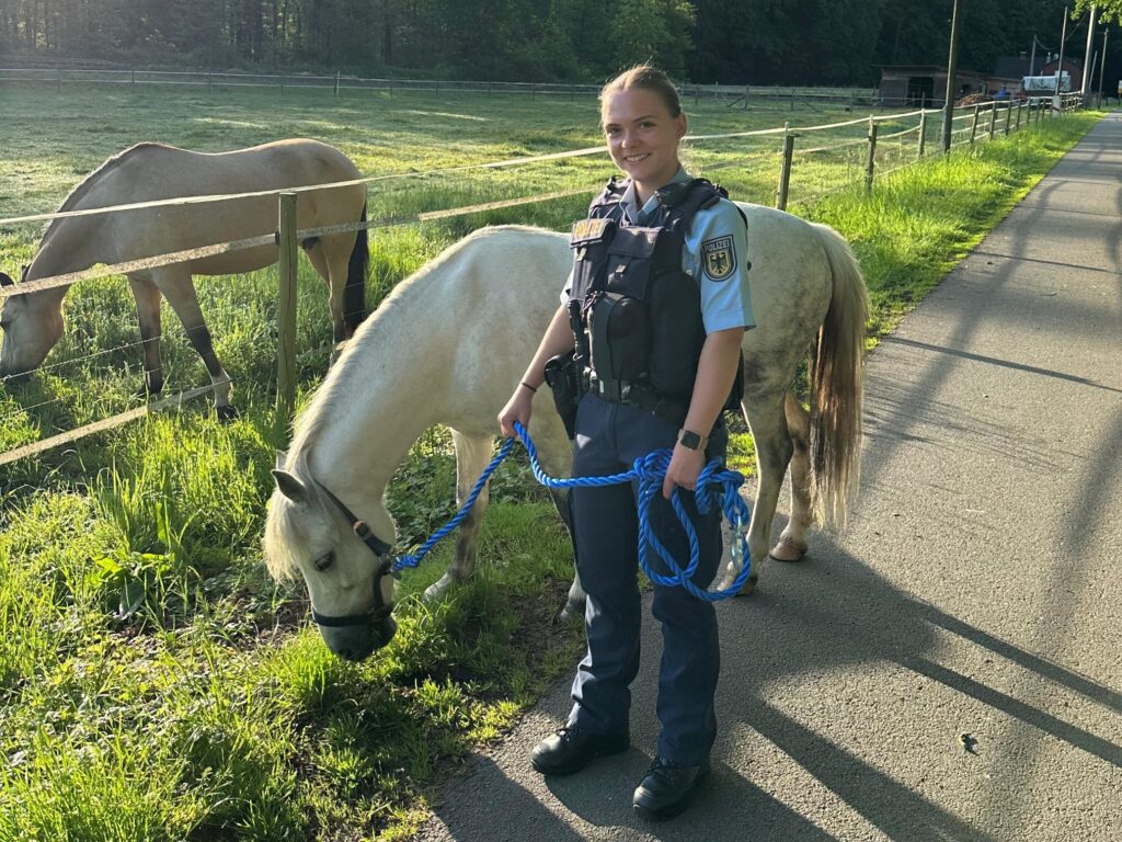 Ein entlaufenes Pony hat in Coesfeld einen Polizeieinsatz an einem Bahnübergang ausgelöst.