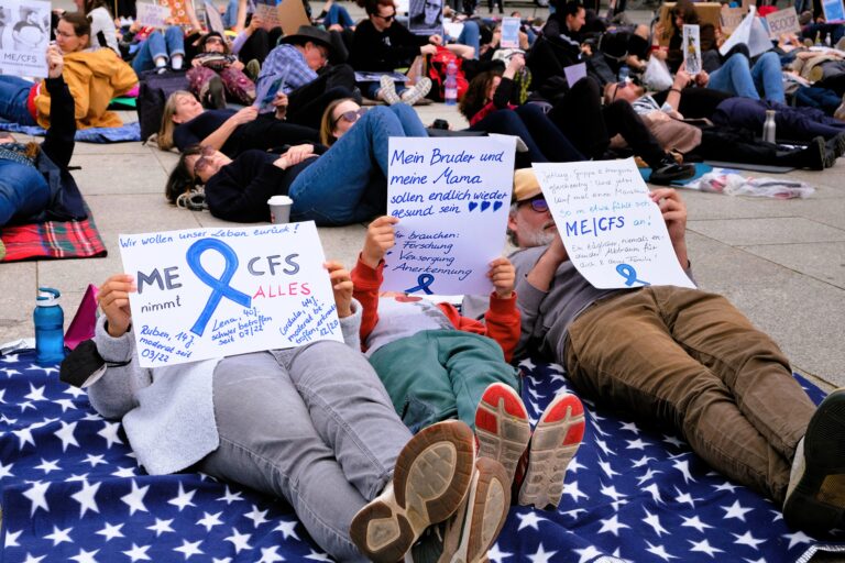 Am 9. Mai macht die LiegendDemo in Münster auf ME/CFS aufmerksam. Die Aktion am Prinzipalmarkt fordert mehr Forschung und Versorgung.