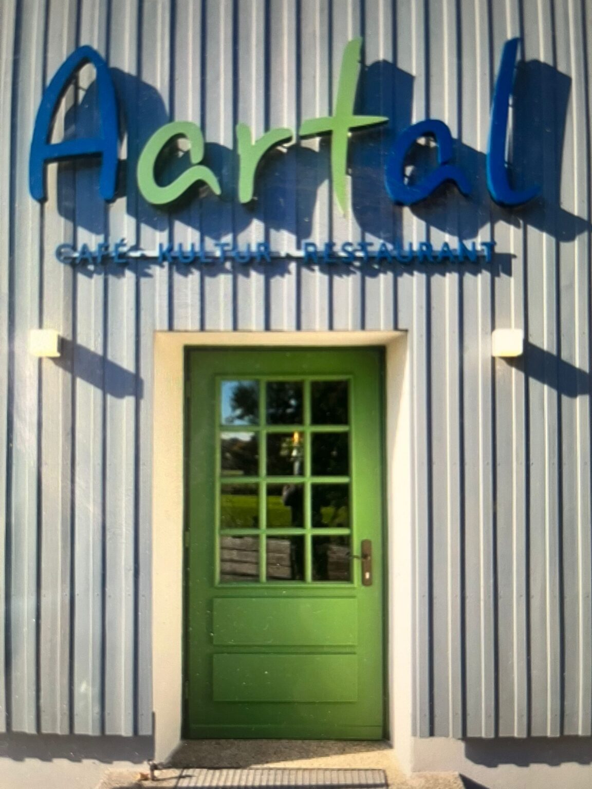 Das Kulturcafé Aartal in Greven ist wieder geöffnet. Monika Schiwy übernimmt den Cafébetrieb, Stefan Rosendahl bleibt Inhaber des Kulturraums.