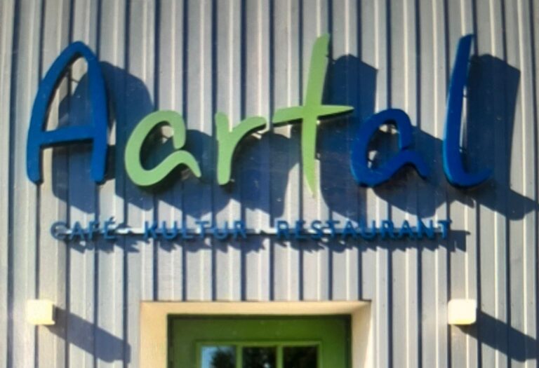 Das Kulturcafé Aartal in Greven ist wieder geöffnet. Monika Schiwy übernimmt den Cafébetrieb, Stefan Rosendahl bleibt Inhaber des Kulturraums.