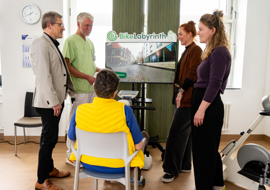 Bike Labyrinth Raphaelsklinik Münster: Ein neuer Fahrradsimulator macht Therapie für ältere Patienten abwechslungsreicher.