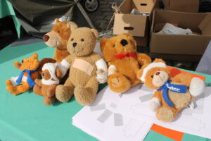 Das Teddybärkrankenhaus auf dem Schlossplatz Münster läuft bis Freitag. Rund 2000 Kinder lassen dort ihre Kuscheltiere behandeln.
