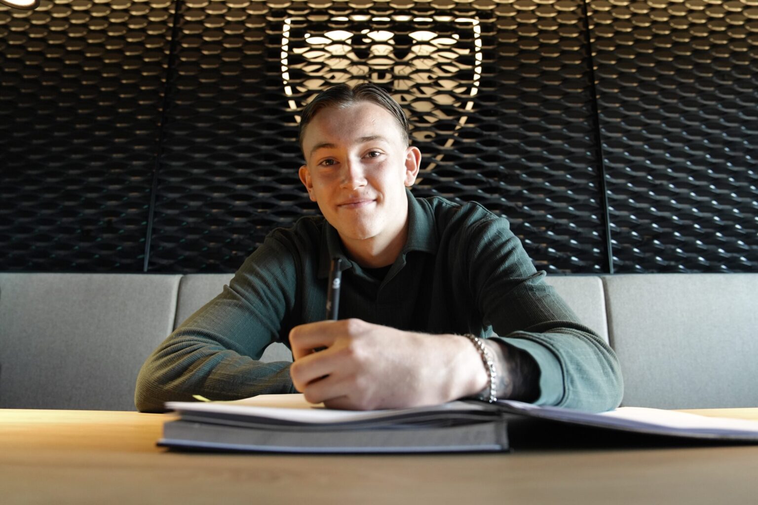 Torwarttalent Paul Ervens erhält beim SC Preußen Münster seinen ersten Profivertrag und setzt seinen Weg aus der U19 fort.