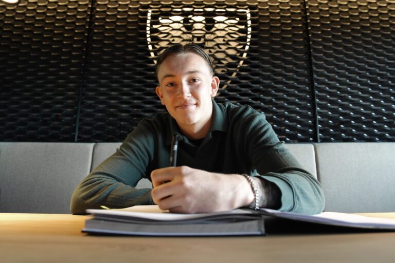 Torwarttalent Paul Ervens erhält beim SC Preußen Münster seinen ersten Profivertrag und setzt seinen Weg aus der U19 fort.