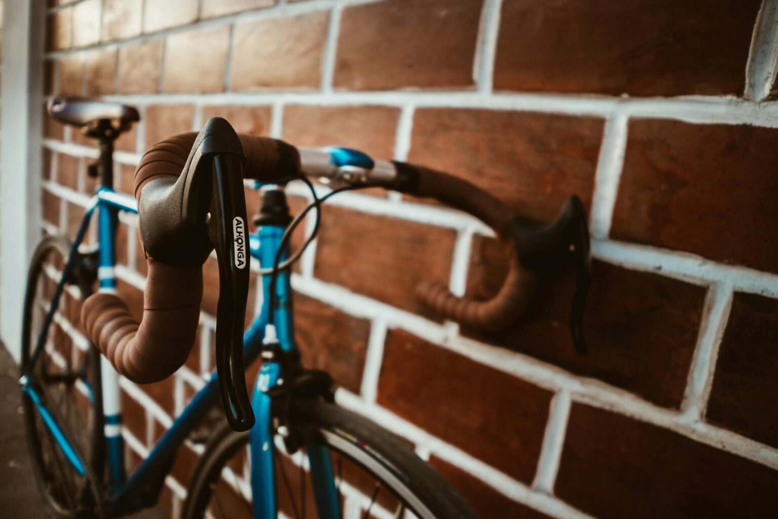 Bei einem Unfall in Hörstel-Riesenbeck ist eine 26-jährige Rennradfahrerin schwer verletzt worden. Ein Pkw und das Rennrad kollidierten an einer Kreuzung.