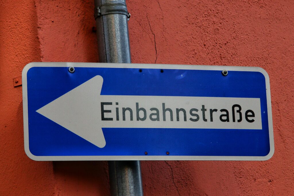 Im Kreis Steinfurt wurden im April weit über 100 Verkehrsschilder gestohlen. Die Polizei warnt vor erhöhter Unfallgefahr.