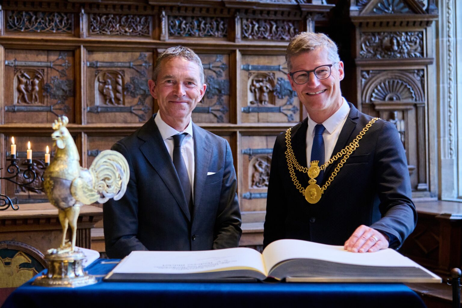 Der britische Botschafter Andrew Mitchell hat Münster besucht und sich im Friedenssaal in das Goldene Buch der Stadt eingetragen.