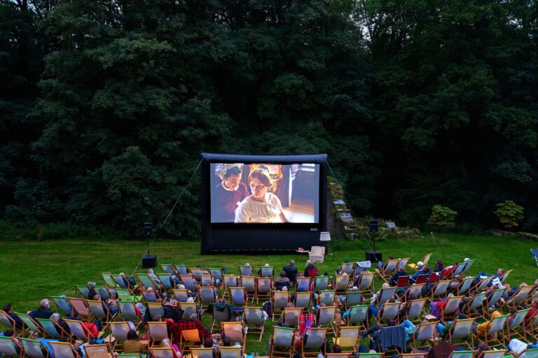 Regionale Filmproduktionen, geheimnisvolle Geschichten und die besondere Atmosphäre eines historischen Ortes stehen beim Münsterländer Sommernachtskino im Mittelpunkt.