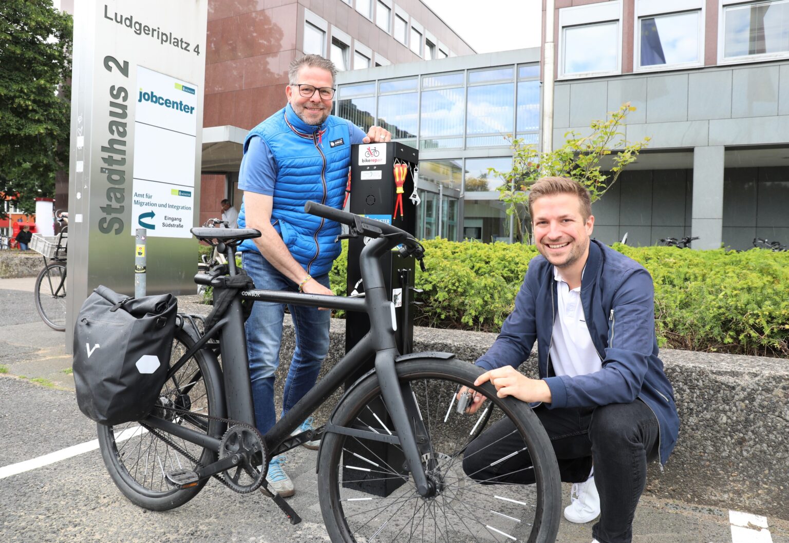 Neue Radservicestation am Ludgeriplatz: Luftpumpe und Werkzeug stehen in Münster kostenlos bereit.