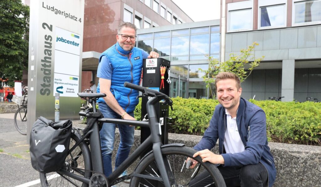 Neue Radservicestation am Ludgeriplatz: Luftpumpe und Werkzeug stehen in Münster kostenlos bereit.