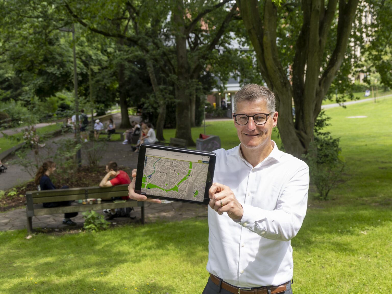 Kühle Orte, Trinkwasser und Warnungen: Extreme Hitze in Münster macht Hitzeschutz jetzt besonders wichtig.