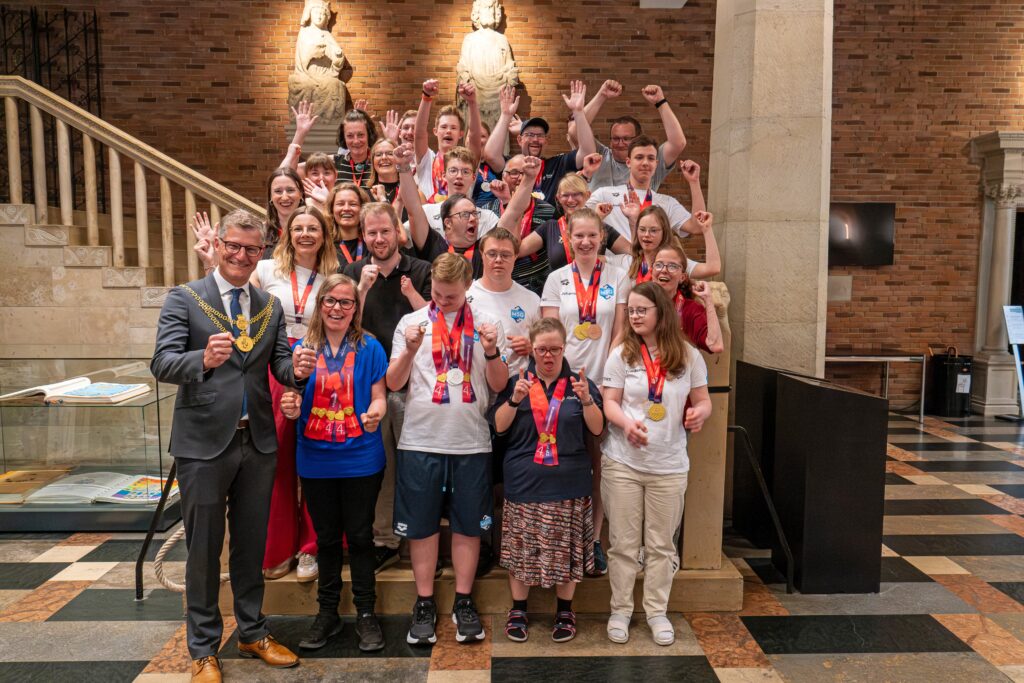 Special Olympics Münster: Oberbürgermeister Tilman Fuchs würdigt die Teilnehmenden der Nationalen Spiele im Rathaus.