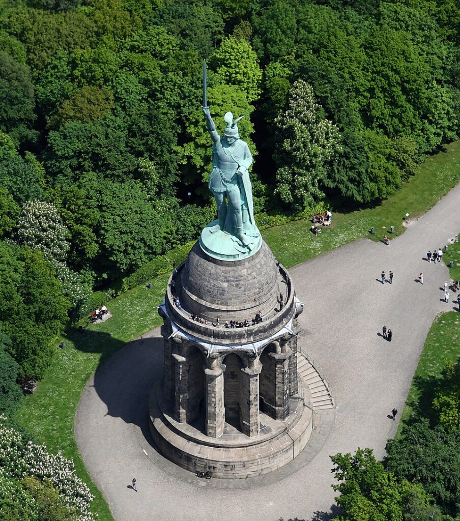Nach einer Aktion am Hermannsdenkmal bei Detmold prüft die Polizei mehrere Vorwürfe. Der Staatsschutz Bielefeld übernimmt die Ermittlungen.