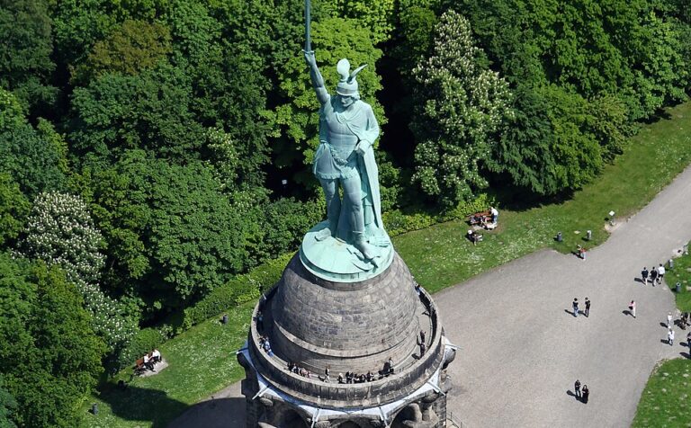 Nach einer Aktion am Hermannsdenkmal bei Detmold prüft die Polizei mehrere Vorwürfe. Der Staatsschutz Bielefeld übernimmt die Ermittlungen.