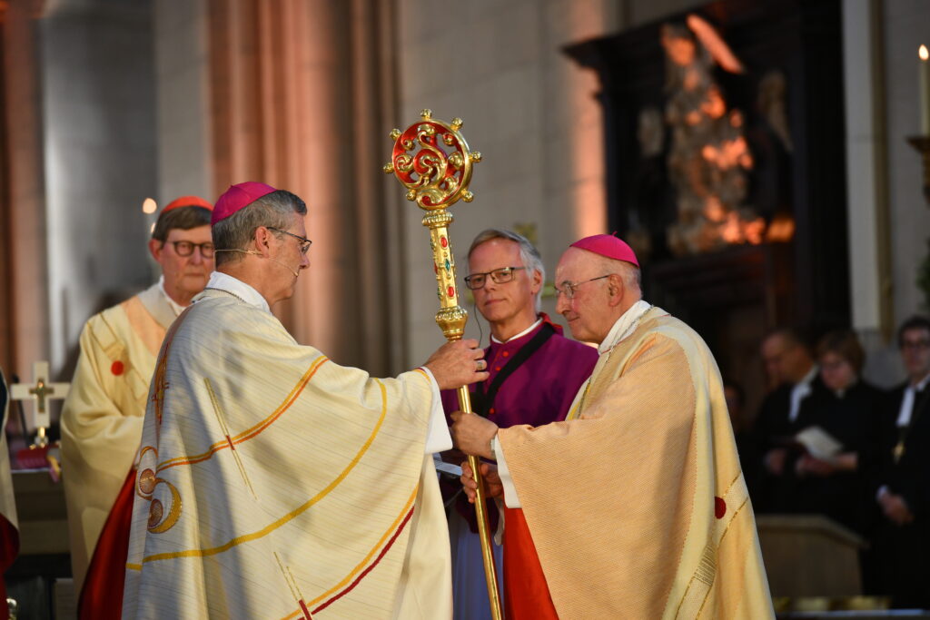 Heiner Wilmer ist neuer Bischof von Münster. Im Dom wurde er feierlich eingeführt, anschließend gab es ein Fest auf dem Domplatz.