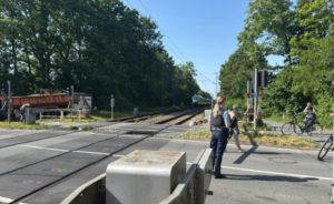 Bahnübergang Münster-Coerde gesichert: Am Holtmannsweg ist eine Schranke defekt. Autos müssen wenden, ein Techniker ist unterwegs.