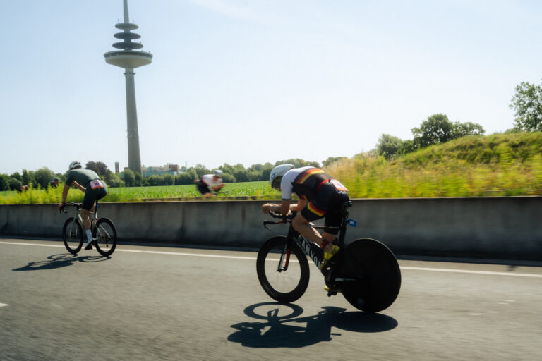 Teilnehmerrekord beim Sparda Münster-City Triathlon 2026: 3150 Athleten starten am Hafenplatz in Münster.