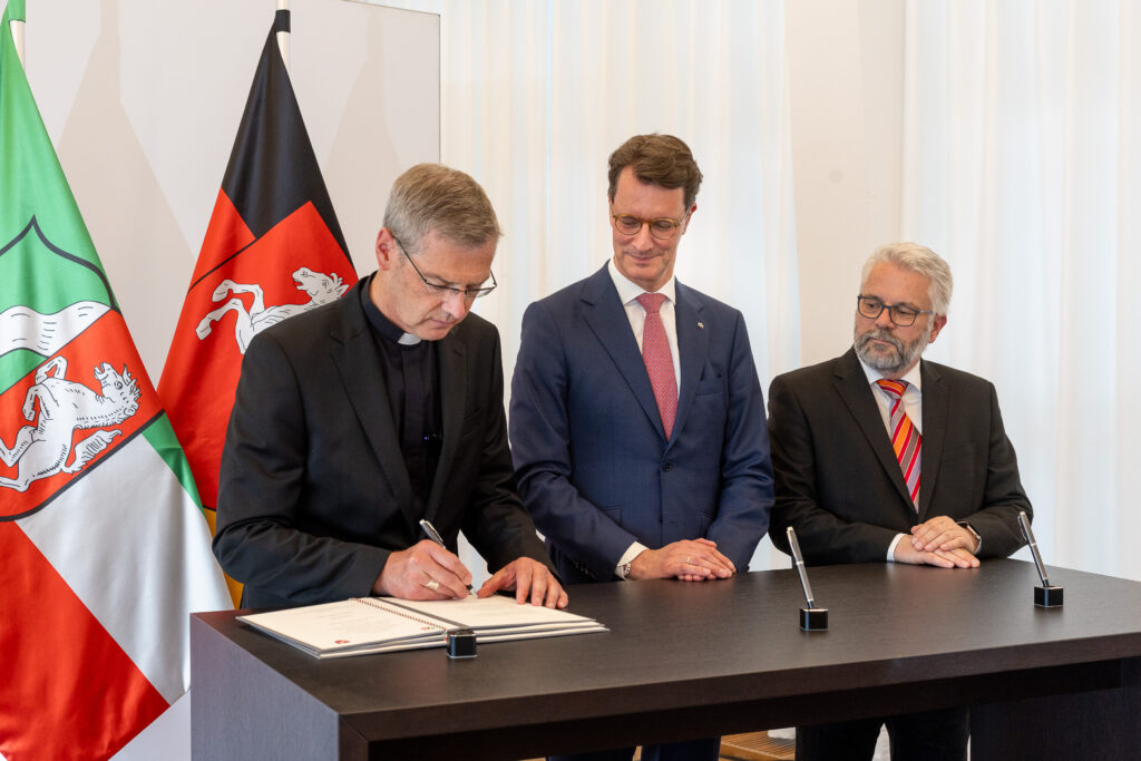 Bischof Wilmer hat vor seiner Amtseinführung in Münster den Treueeid abgelegt und die Demokratie betont.