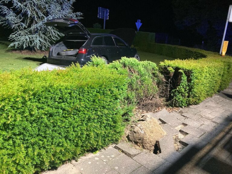 Unfall in Nottuln: Autofahrer kommt alkoholisiert von der Schapdettener Straße ab und verursacht erhebliche Schäden.
