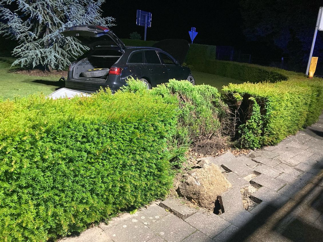 Unfall in Nottuln: Autofahrer kommt alkoholisiert von der Schapdettener Straße ab und verursacht erhebliche Schäden.