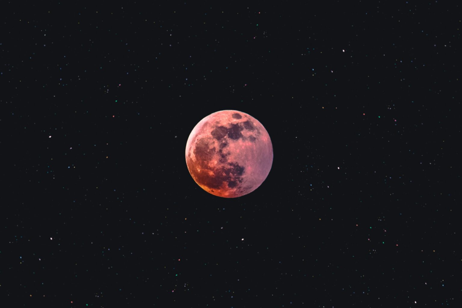 Ende Juni steht der Erdbeermond über Münster. Wann der Vollmond aufgeht, warum er tief steht und wie gut die Sicht wird.