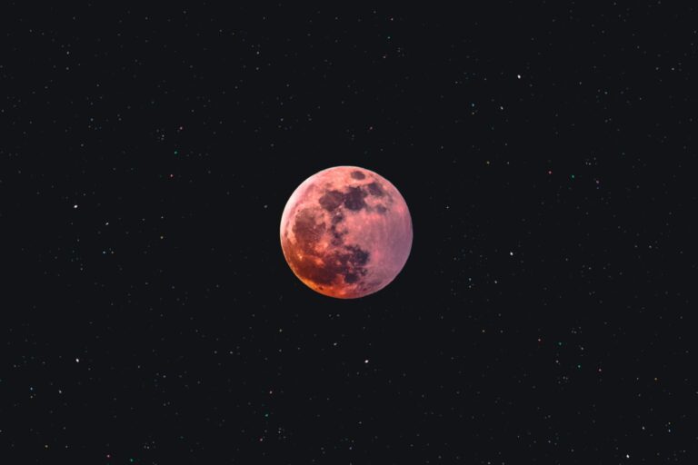 Ende Juni steht der Erdbeermond über Münster. Wann der Vollmond aufgeht, warum er tief steht und wie gut die Sicht wird.