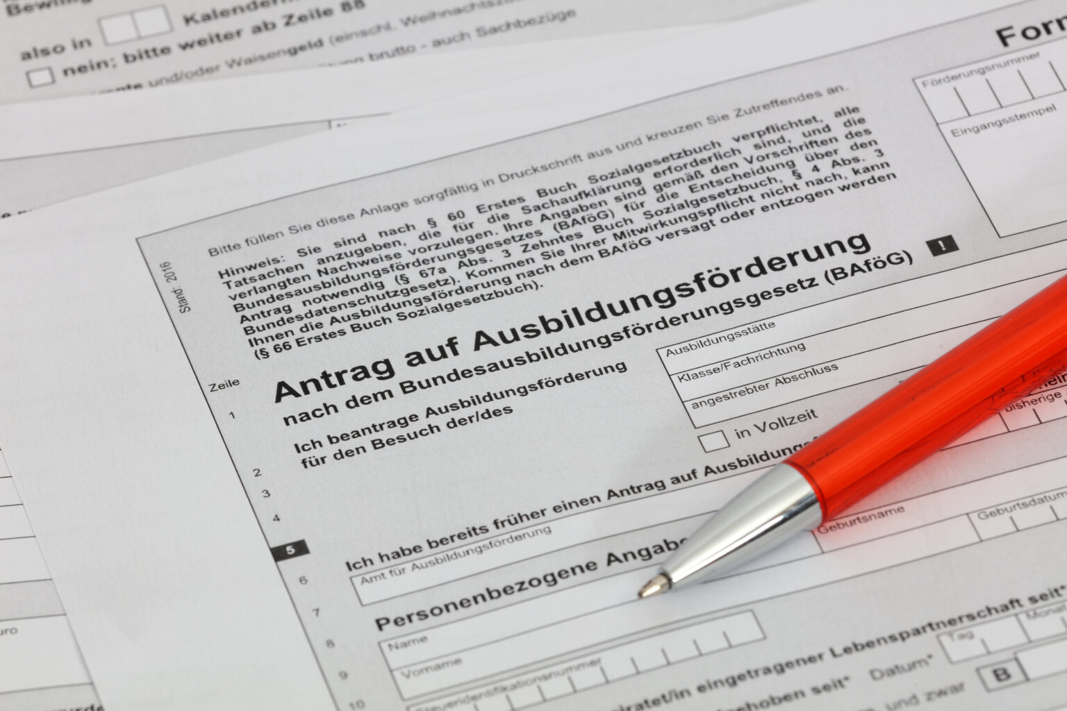 Die Zahl der BAföG-Geförderten in NRW sinkt. In Münster zeigen Wohnkosten und Nebenjobs, warum Studierende besonders belastet sind.