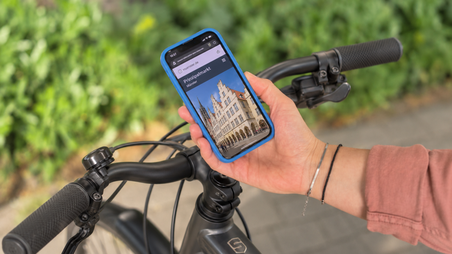 Münster plant eine kostenlose Familien-App. Sie soll Angebote, Termine und Hilfe digital bündeln. Der Rat entscheidet im Juli.