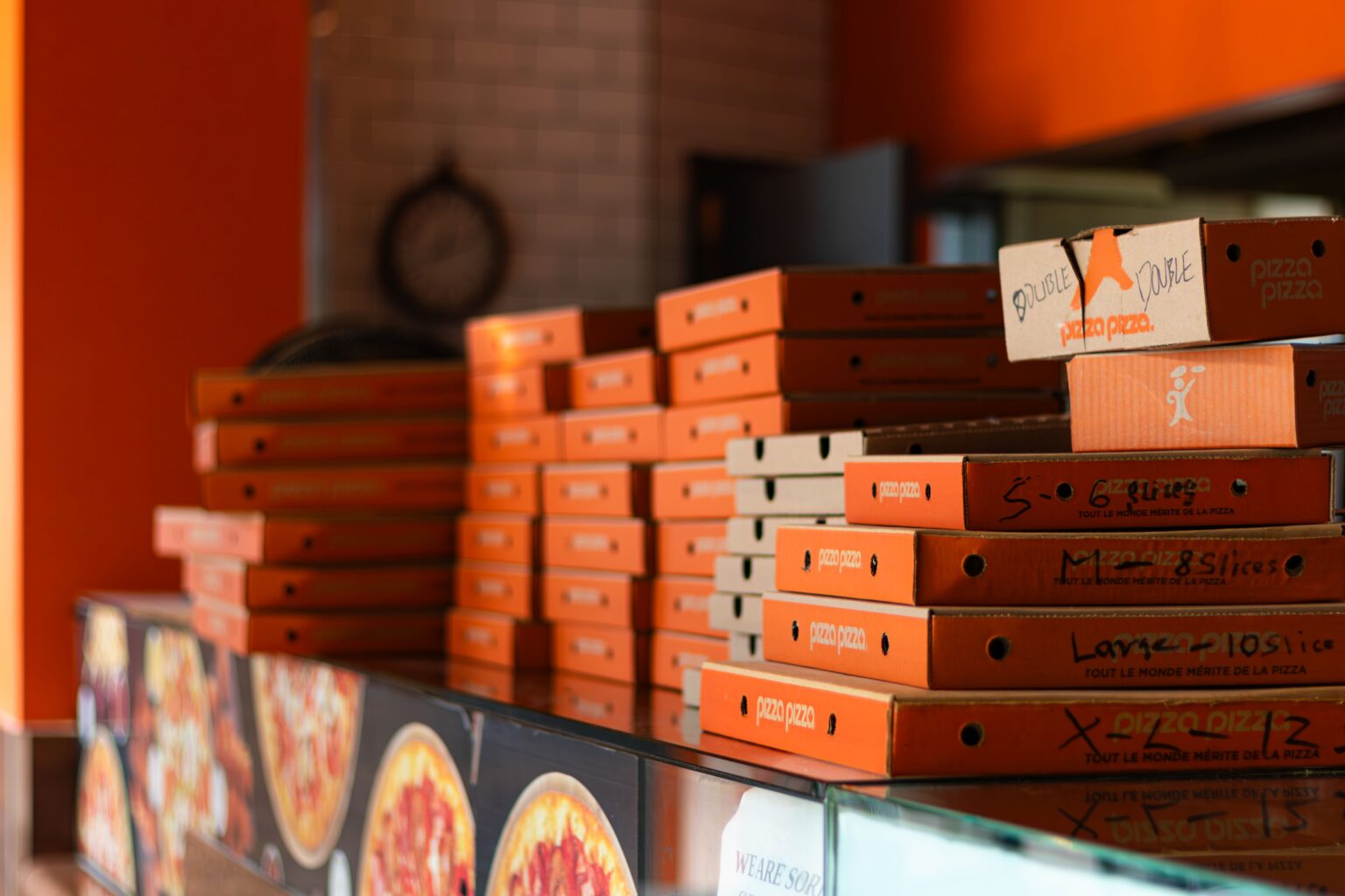 Ein 22-Jähriger hat in Münster in einer Pizzeria randaliert, Mitarbeiter angegriffen und Widerstand gegen Polizisten geleistet.