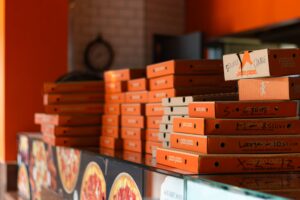 Ein 22-Jähriger hat in Münster in einer Pizzeria randaliert, Mitarbeiter angegriffen und Widerstand gegen Polizisten geleistet.