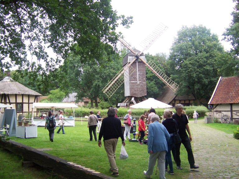 Der Westfälische Töpfermarkt lädt am Sonntag mit Keramik und Mitmachaktionen in den Mühlenhof Münster ein.