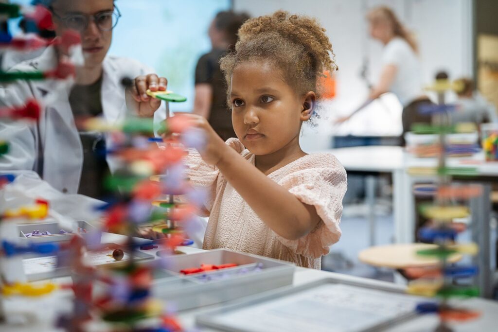 DNA-Workshop im LWL-Museum Münster: Kinder und Erwachsene experimentieren am 1. August gemeinsam rund um Gene.