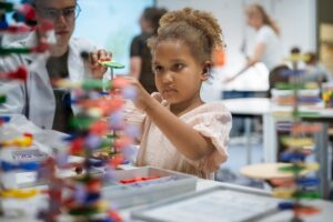 DNA-Workshop im LWL-Museum Münster: Kinder und Erwachsene experimentieren am 1. August gemeinsam rund um Gene.