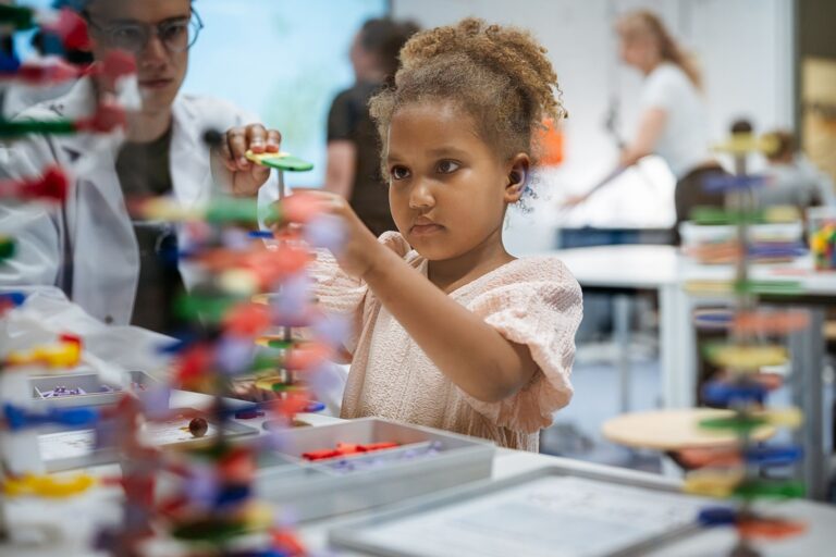 DNA-Workshop im LWL-Museum Münster: Kinder und Erwachsene experimentieren am 1. August gemeinsam rund um Gene.