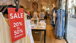 Ab Montag reduzieren viele Geschäfte in Münster ihre Sommerware. Bei Kleidung sind 20 bis 50 Prozent Rabatt üblich, Restposten teils mehr.