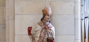 Die Liborius-Figur im St.-Paulus-Dom Münster trägt wieder ihren Bischofsstab. Grund ist die Einführung von Bischof Heiner Wilmer.