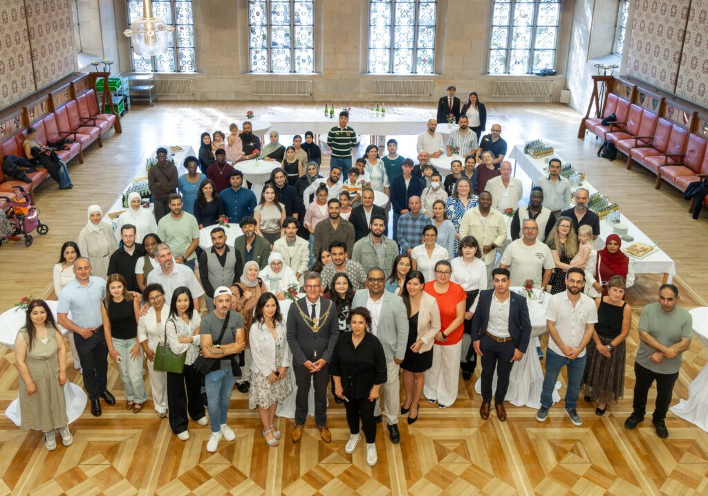 653 Menschen wurden 2025 in Münster eingebürgert. Oberbürgermeister Tilman Fuchs empfing neue Staatsbürger im Rathaus.