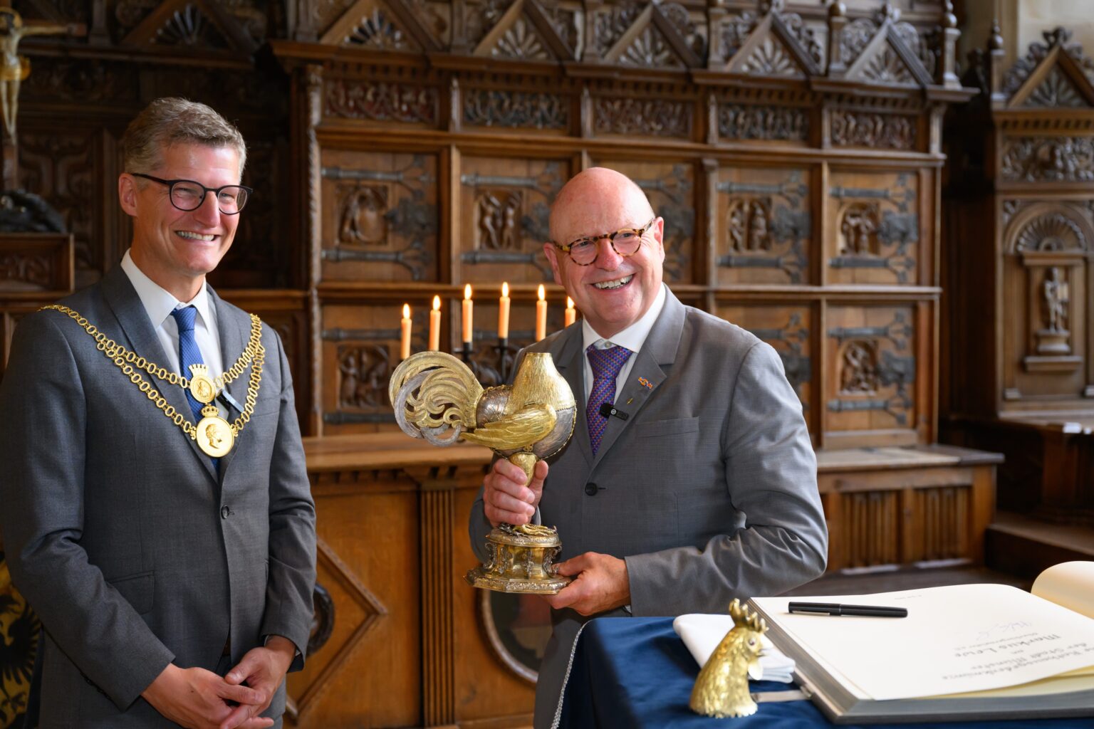 Markus Lewe erhält die Goldene Rathaus-Gedenkmünze. Münster würdigt seine 16 Jahre als Oberbürgermeister.