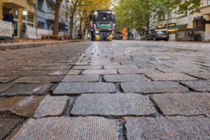 Münster testet im Hansaviertel ein neues Schleifverfahren, das Kopfsteinpflaster ebener und sicherer machen soll.