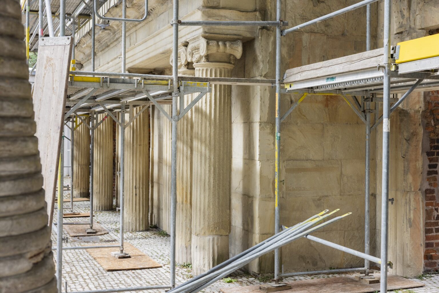 Die historische Ruine des Romberger Hofes am Theater Münster wird seit dieser Woche für rund 320.000 Euro restauriert.