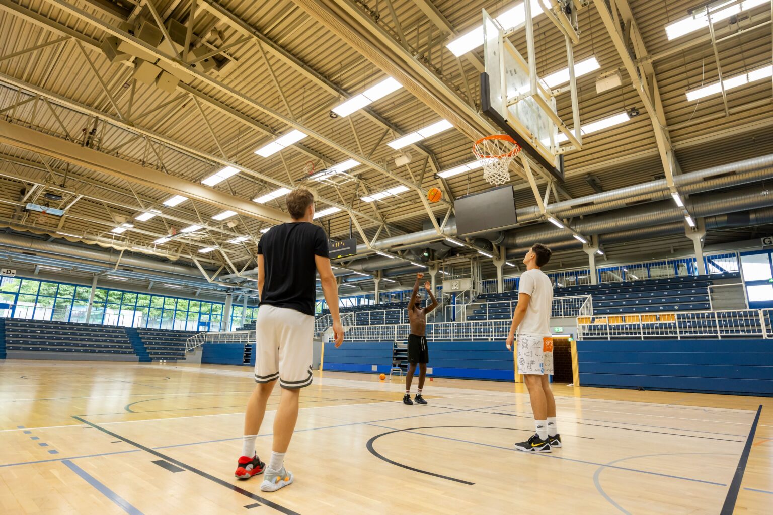 Neue LED-Beleuchtung in der Sporthalle Berg Fidel spart über 50 Prozent Energie und verbessert die Bedingungen für Sport und TV.