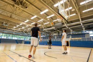 Neue LED-Beleuchtung in der Sporthalle Berg Fidel spart über 50 Prozent Energie und verbessert die Bedingungen für Sport und TV.